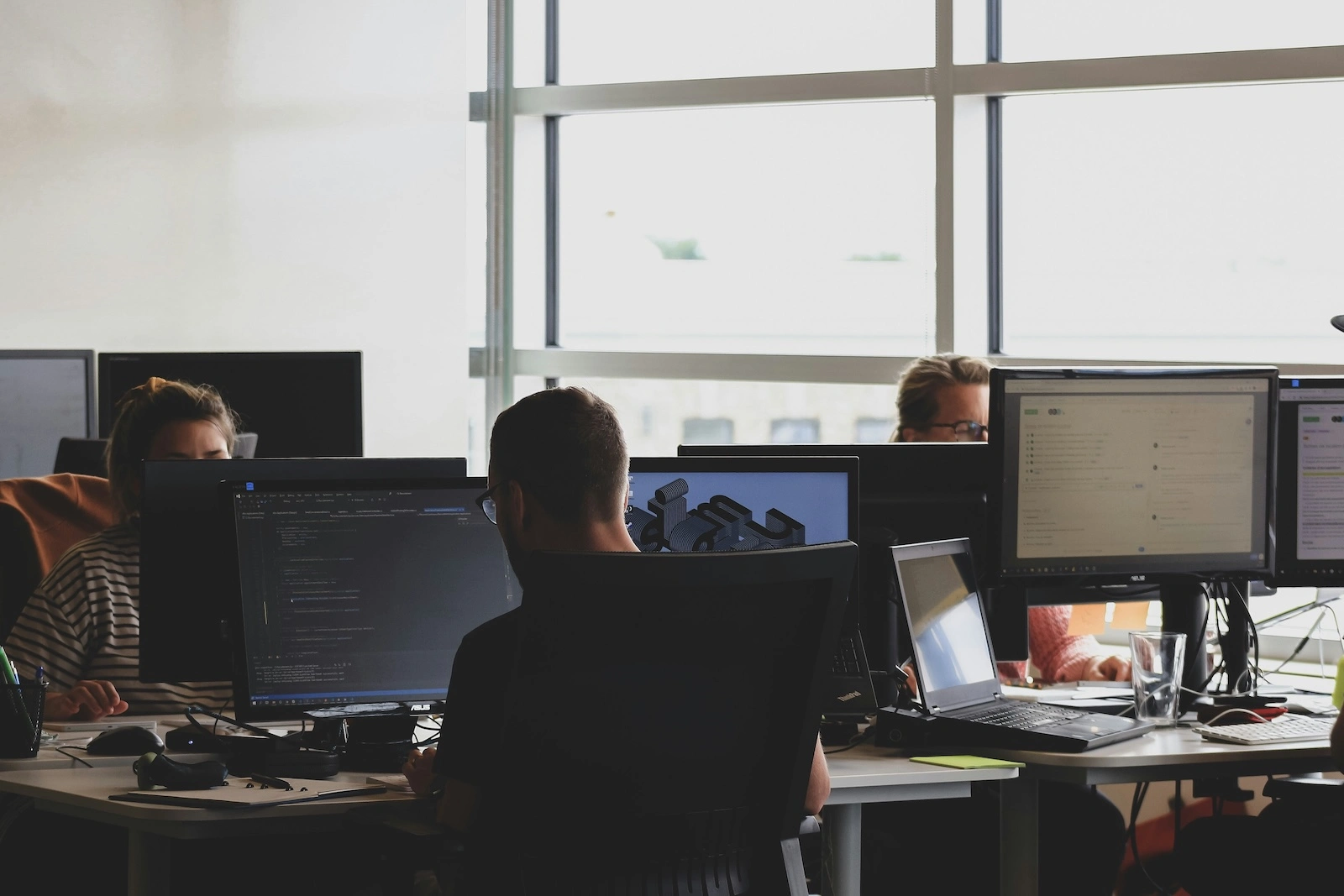 Veille cybersécurité : personne qui travail sur des ordinateurs sur la cybersécurité
