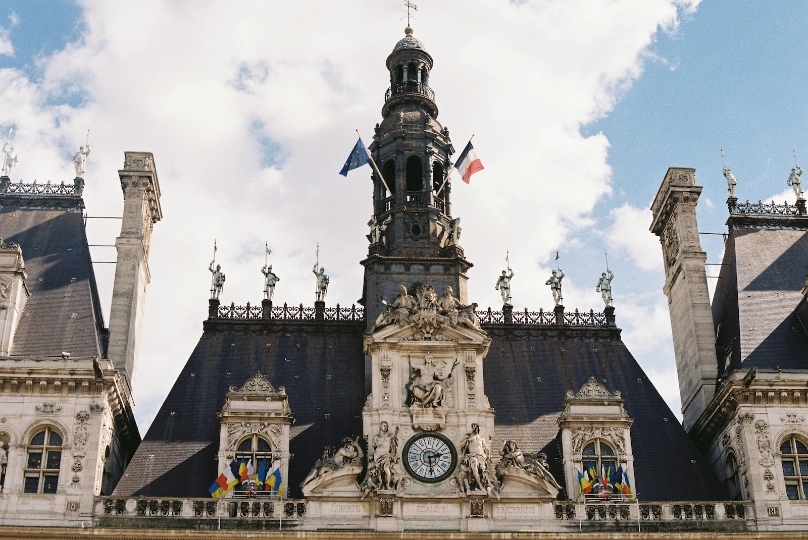 Veille politique : bâtiment de mairie avec le drapeau français et européen